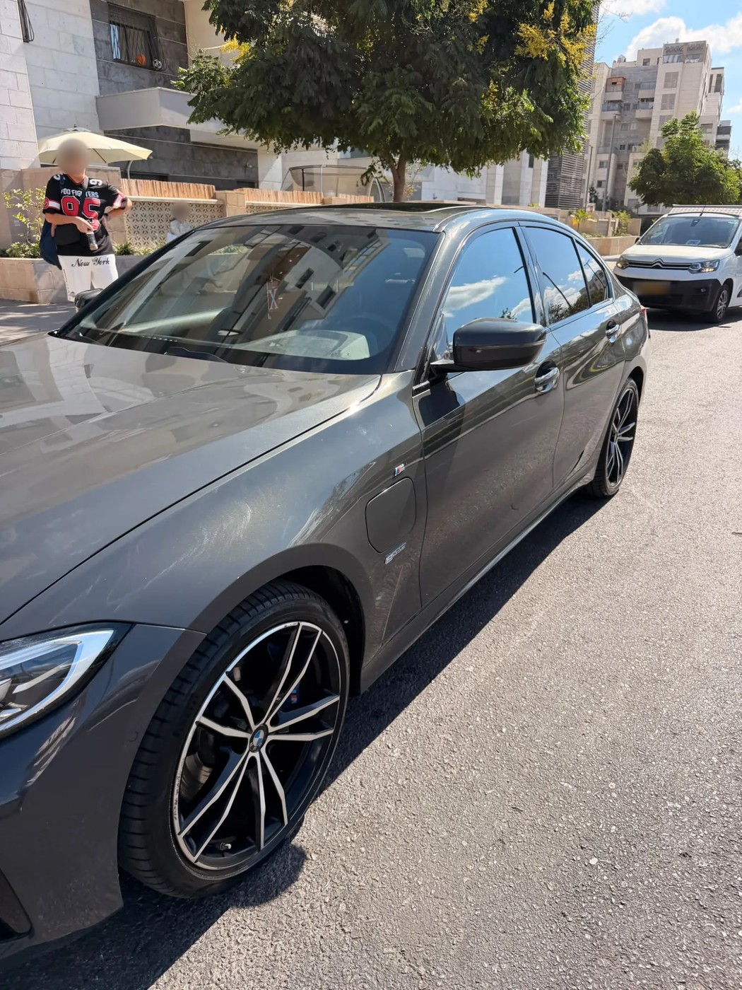 ב.מ.וו 330e בצבע אפור, מבט מלפנים בזווית