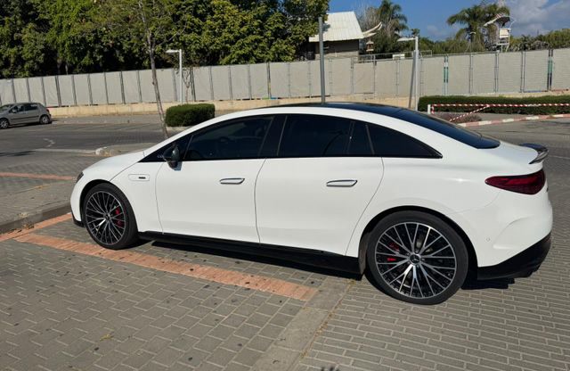 מרצדס AMG EQE 53 בצבע לבן, מבט מהצד