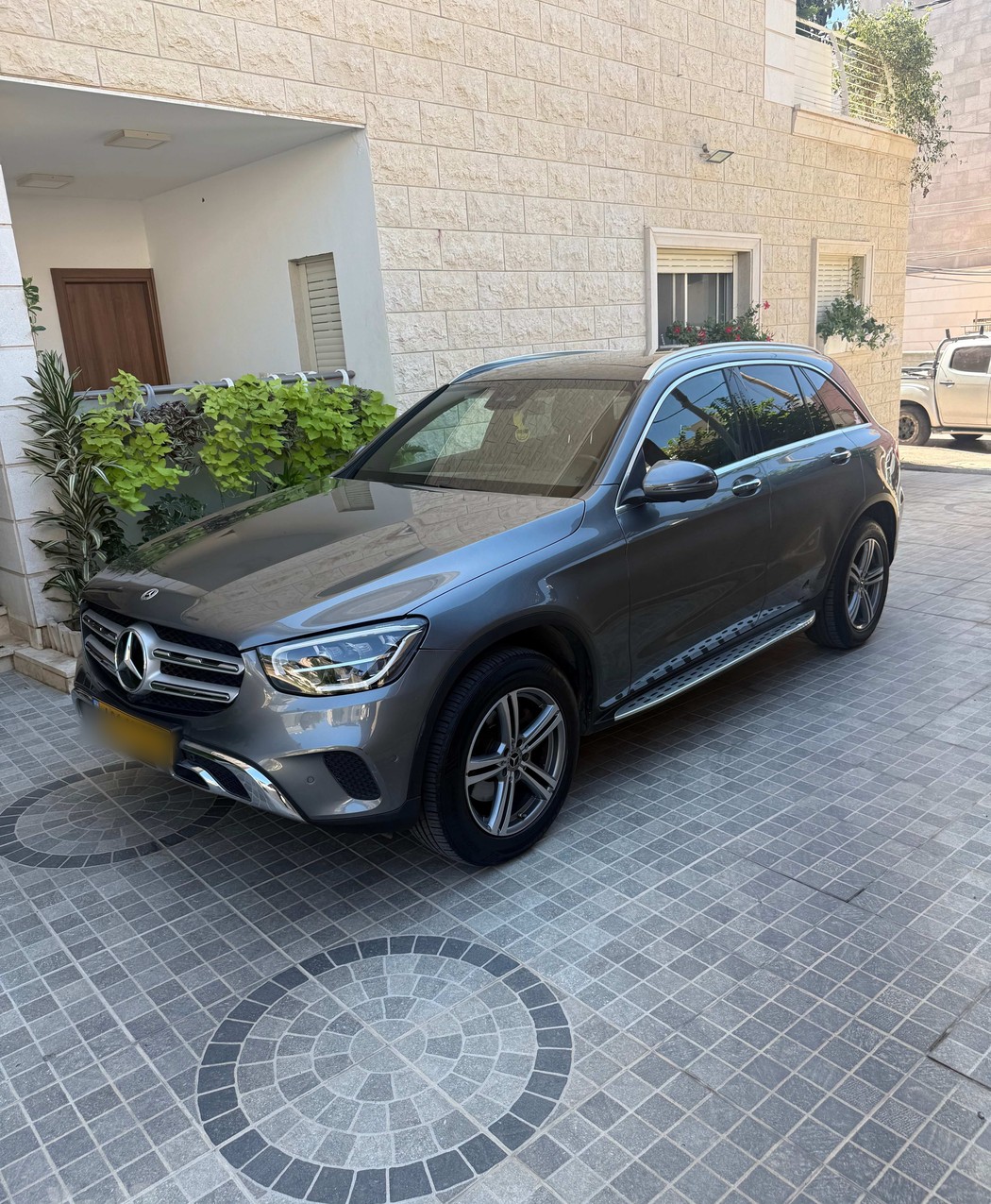 מרצדס GLC 200 בצבע אפור כהה, מבט מלפנים בזווית