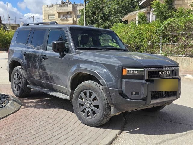 טויוטה לנד קרוזר בצבע אפור כהה, מבט מלפנים בזווית