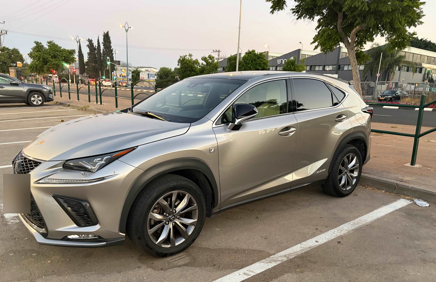 לקסוס NX 300h בצבע כסוף, מבט מלפנים בזווית