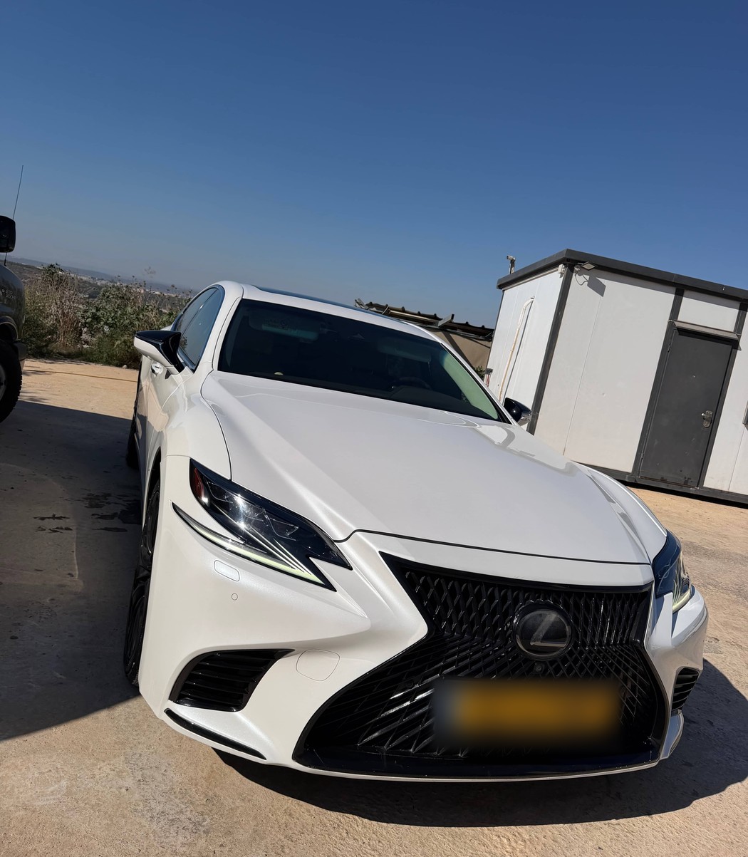 לקסוס LS 500 בצבע לבן שנהב, מבט מלפנים בזווית