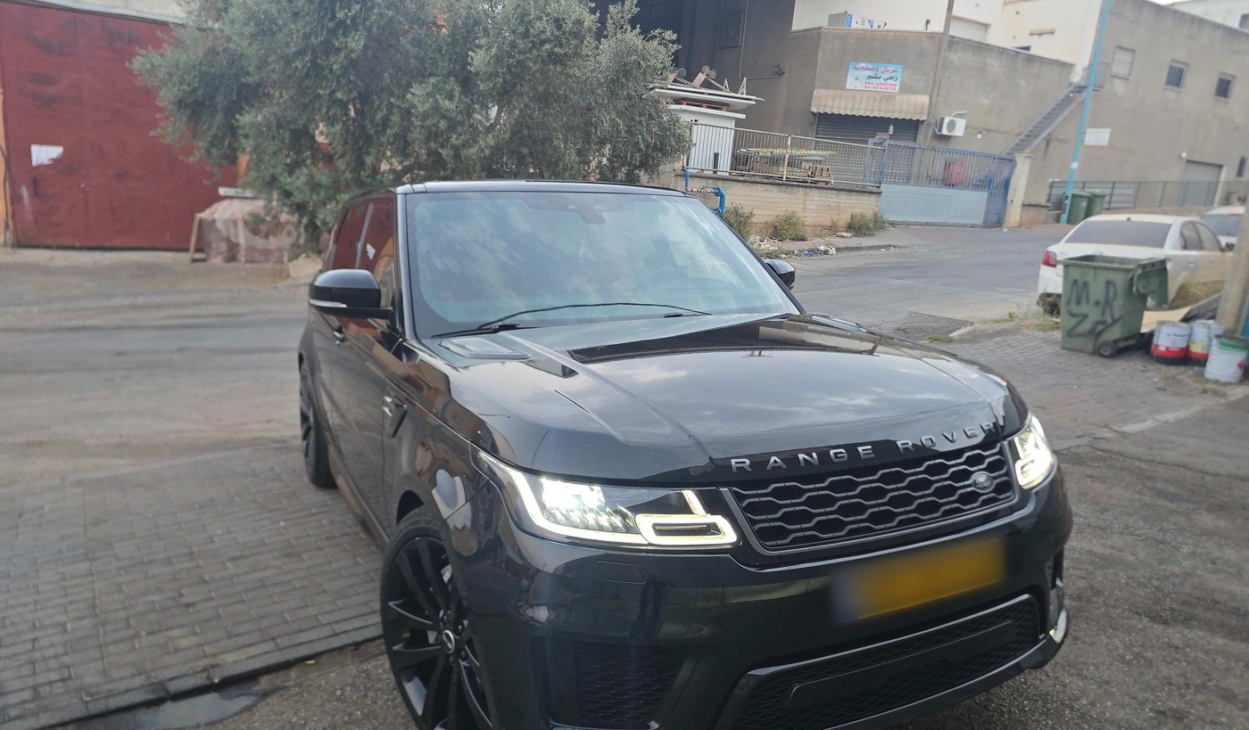 ריינג׳ רובר ספורט בצבע שחור, מבט מלפנים בזווית