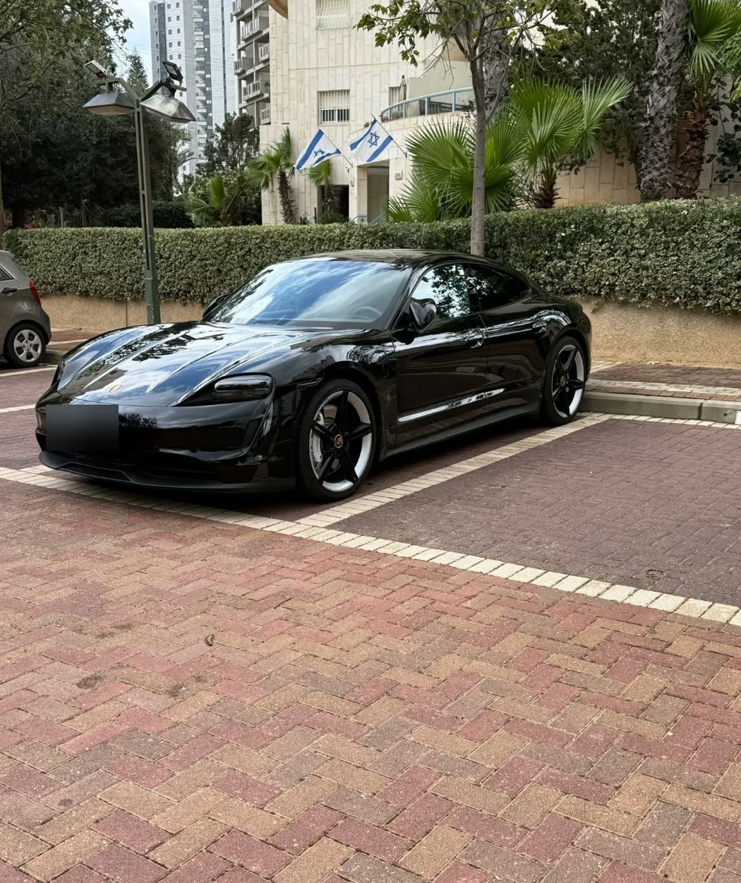 פורשה טייקן בצבע שחור, מבט מלפנים בזווית